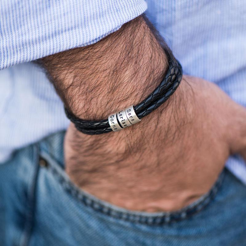 Herrenarmband i svart läder – kan anpassas med detaljer i Silver eller guld