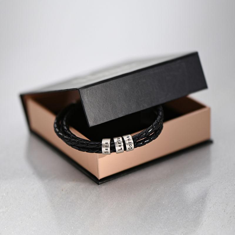 Herrenarmband i svart läder – kan anpassas med detaljer i Silver eller guld